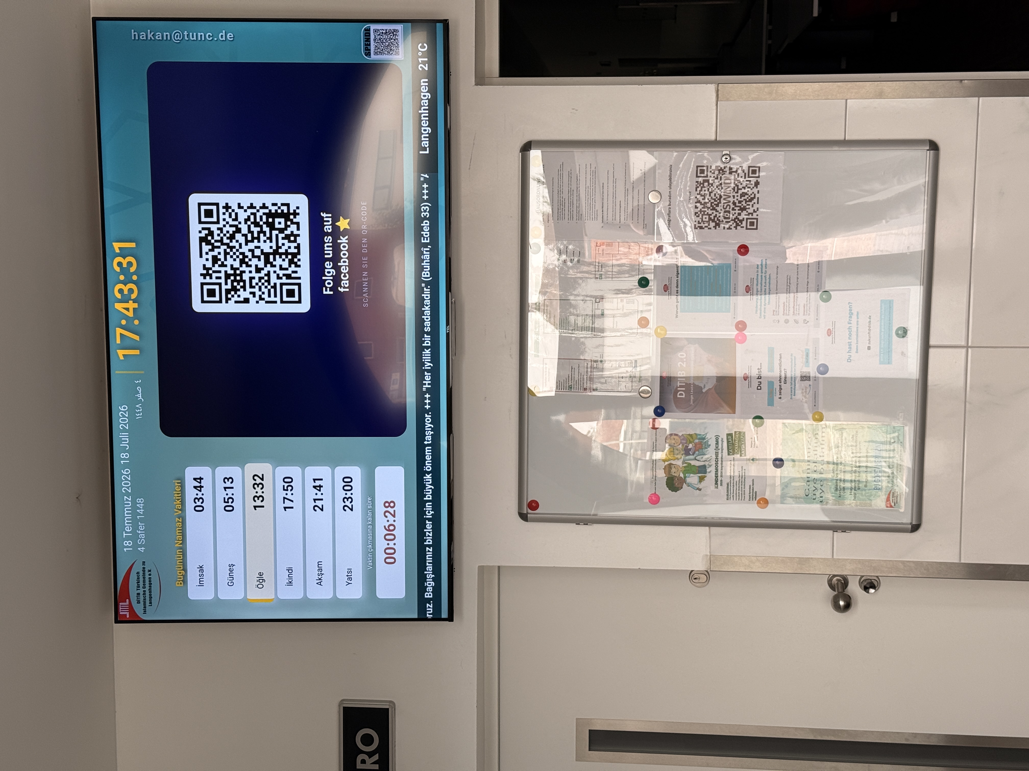 Vergleich: Digitales Infoboard neben klassischer Pinnwand