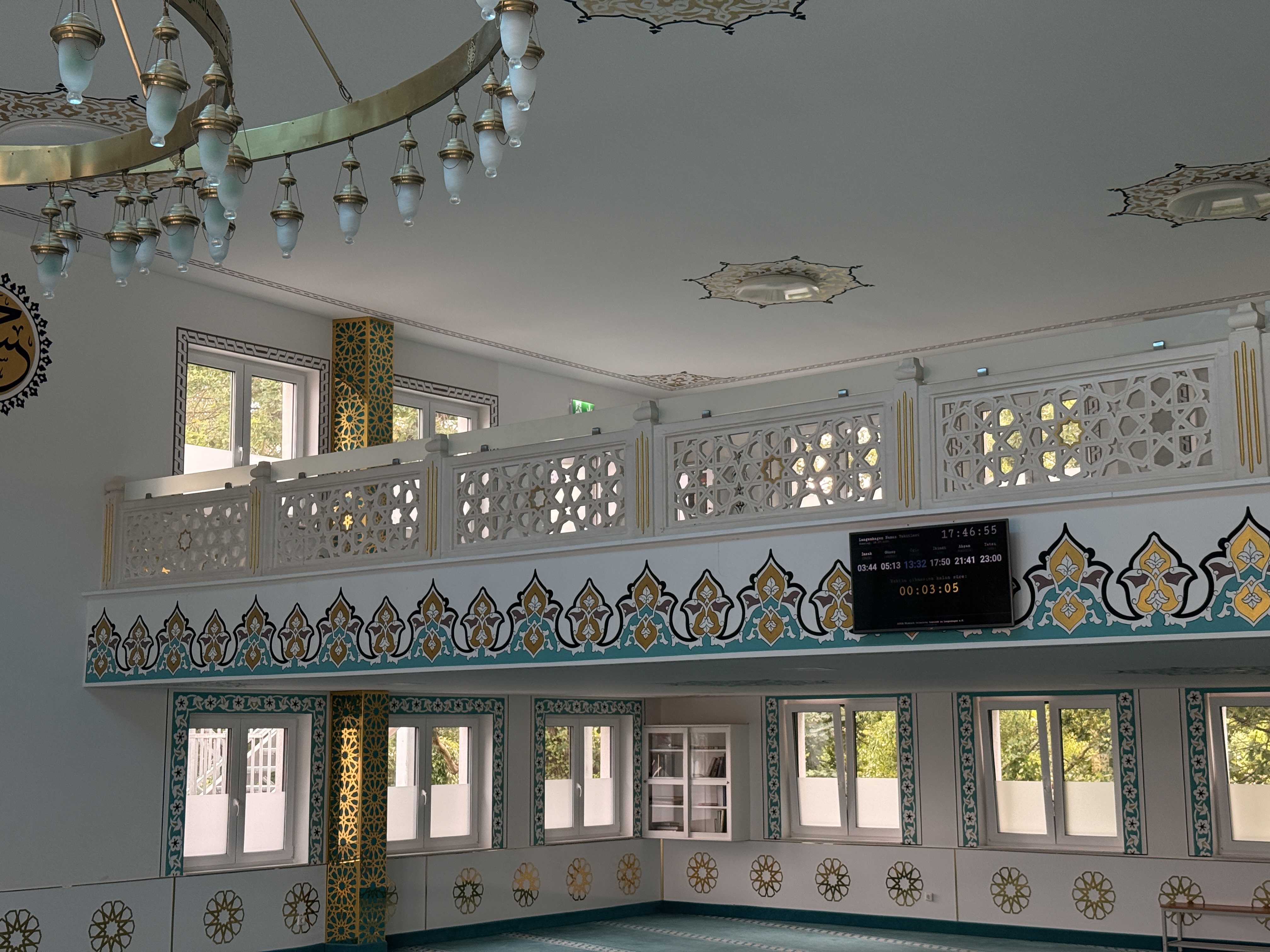 Digitales Display mit Gebetszeiten in der Moschee
